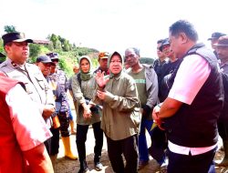 Mensos Risma Tinjau Bencana Banjir dan Longsor di Luwu