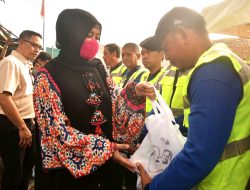 Berkah Ramadhan, Wagub Sulsel Bagikan Ratusan Sembako untuk Pekerja di TPA Tamangapa