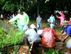 Bupati SAR Pimpin Langsung Kerja Bakti, Bersihkan Kawasan Monumen Ganggawa Sidrap