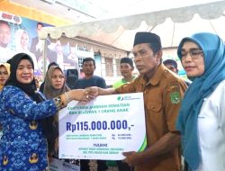 Tiga Ahli Waris Terima Santunan BPJamsostek di Safari Ramadan Pitu Riase