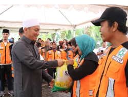 Petugas Kebersihan Dapat Paket Lebaran dari Bupati Luwu Timur