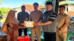 Kades Abbanuange Dampingi Keluarga Hatta Terima Bantuan dari Gubernur Sulsel